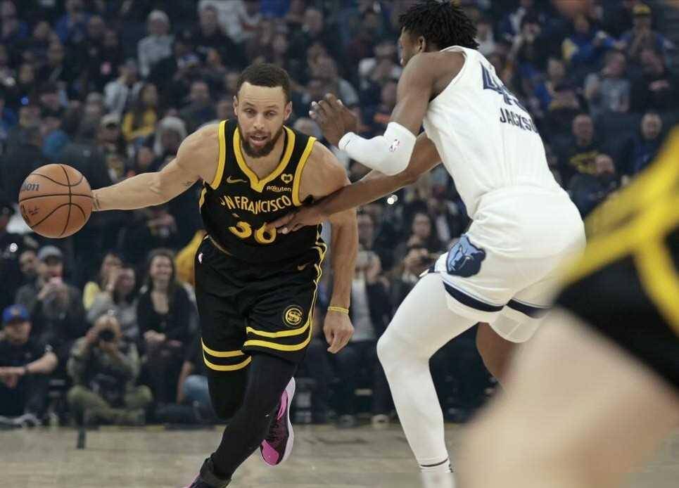 九游手机版-库里对阵塔图姆展开拉锯大战，最终险胜对手