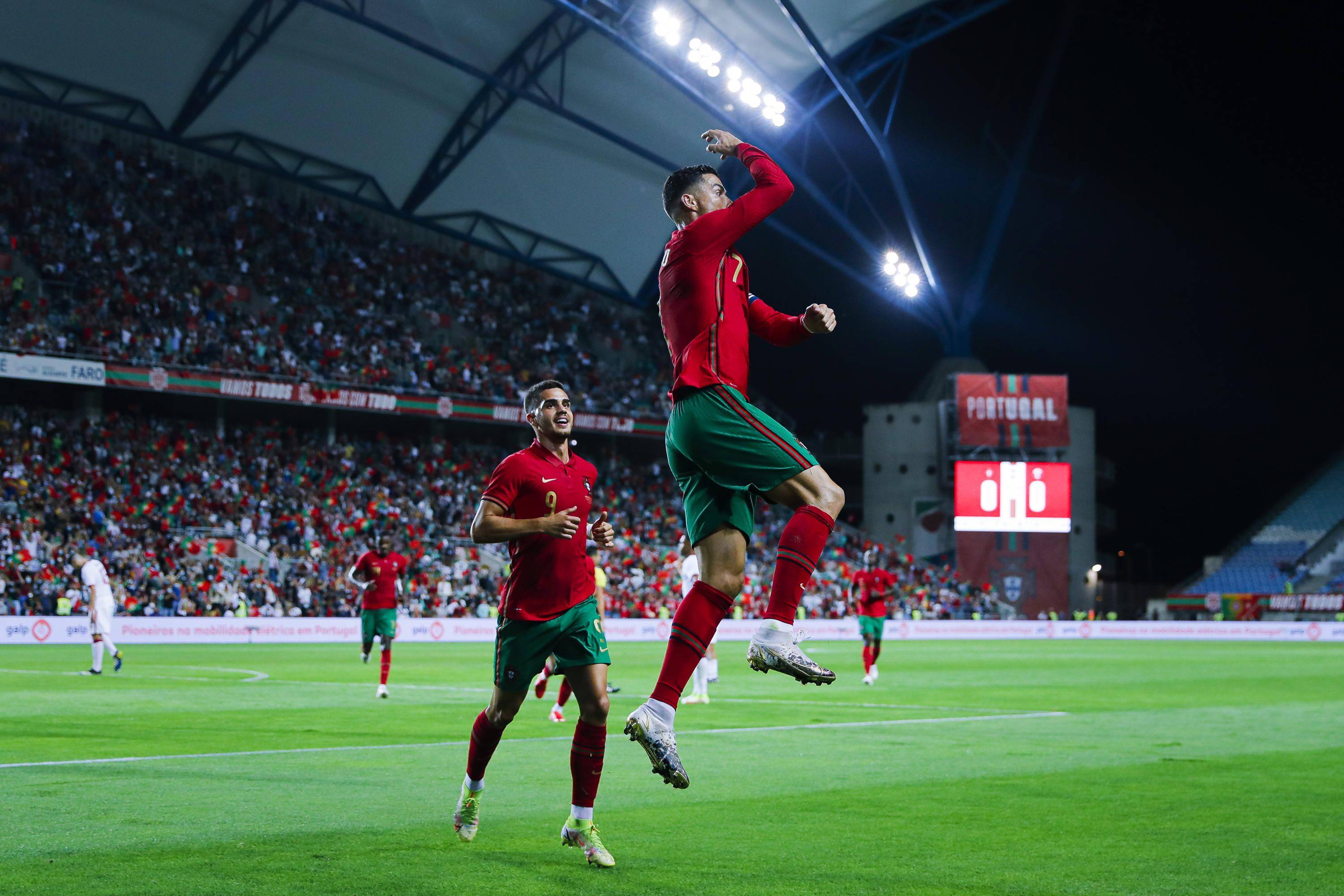 ios版下载-费德勒压哨绝杀C罗，全场沸腾！经典一战再现传奇