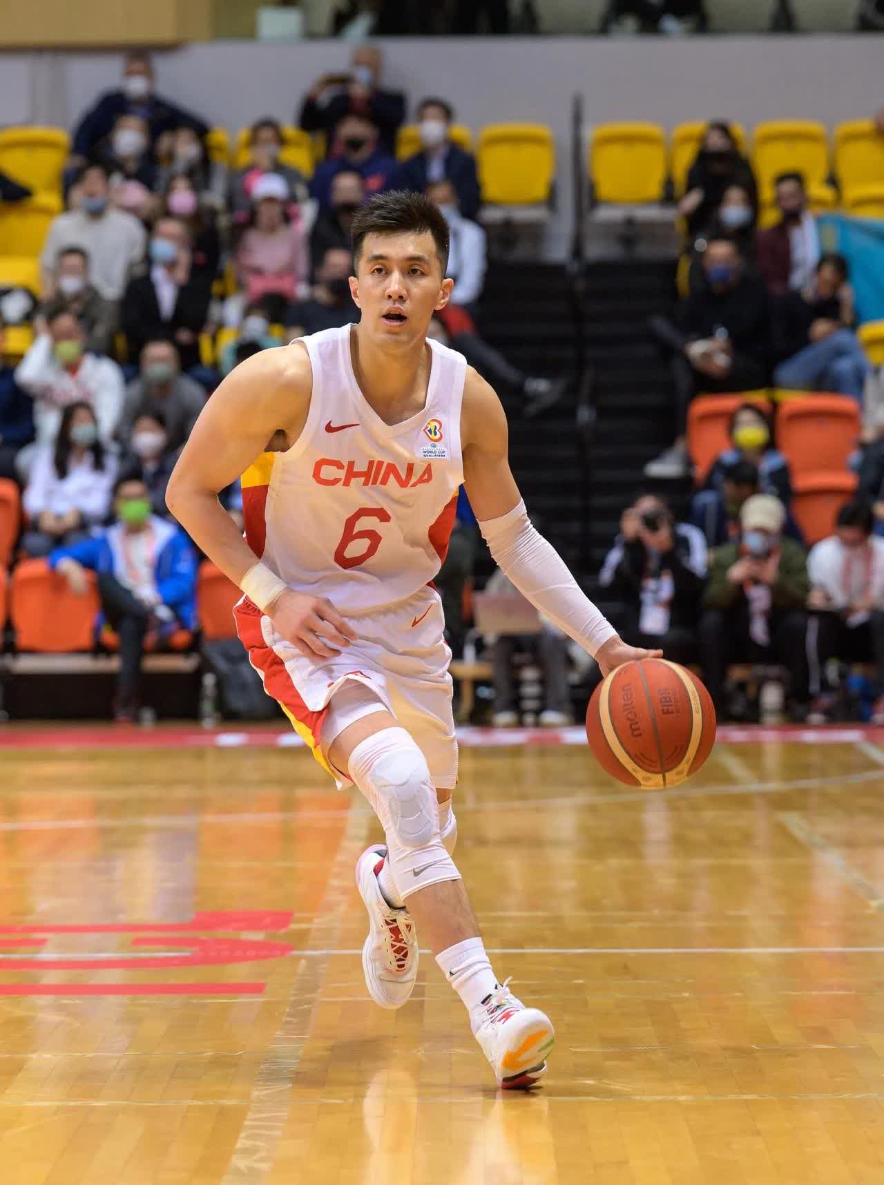 九游客户端-公牛球星三分绝杀，全场观众热烈欢呼，他们设备人民.